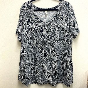 Sz 2x - Snake Print Top - Super Soft - Flowy - V-Neck